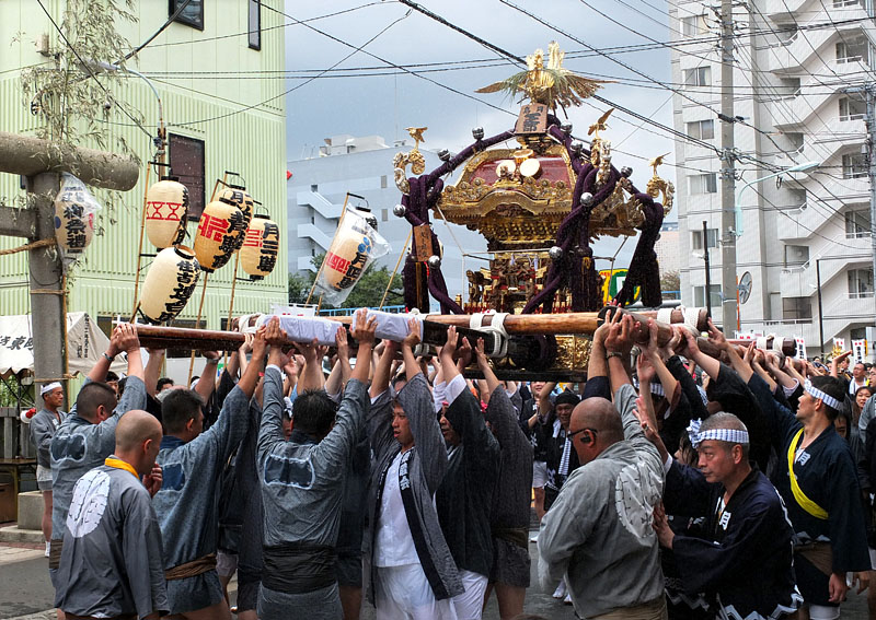御旅所前で神輿差し/月島一之部 14:14