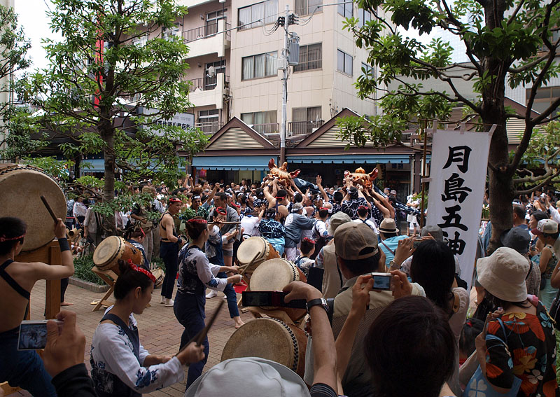 連合渡御を先導する獅子頭と月島五神太鼓/月島西仲通り商店街 12:00