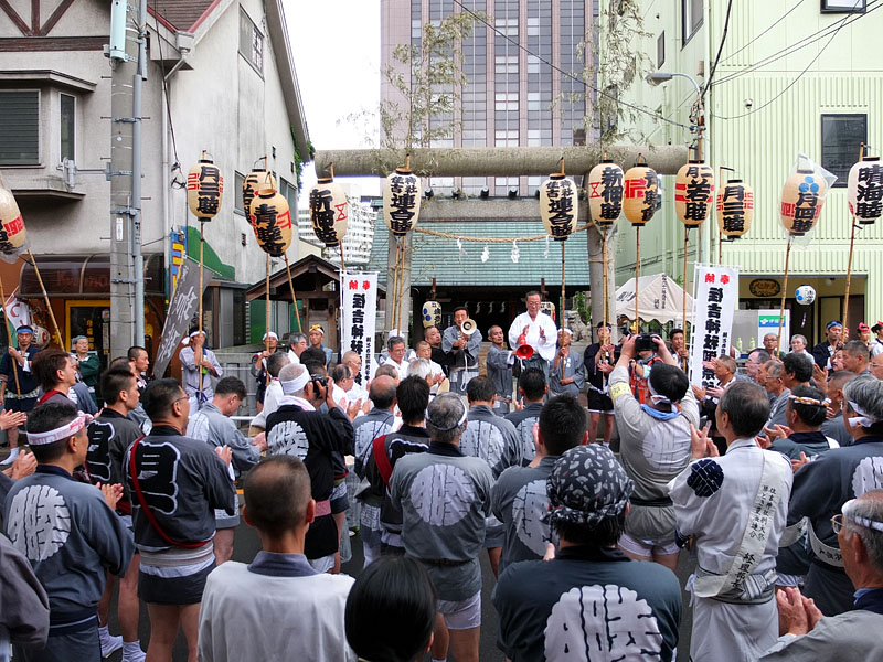 手締めにて町内神輿巡行のお開き/御旅所 14:54