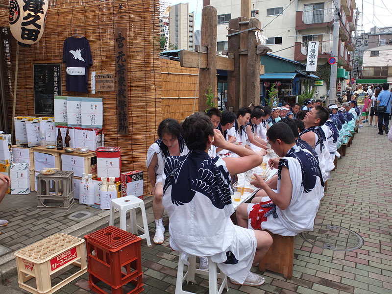 路上の会食/宮元若衆夜警詰所 2012.8.4 16:15