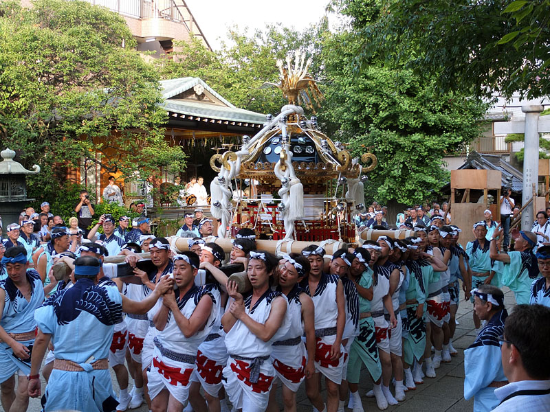 八角神輿宮出【四】 〜拝殿前の神輿練〜 06:02
