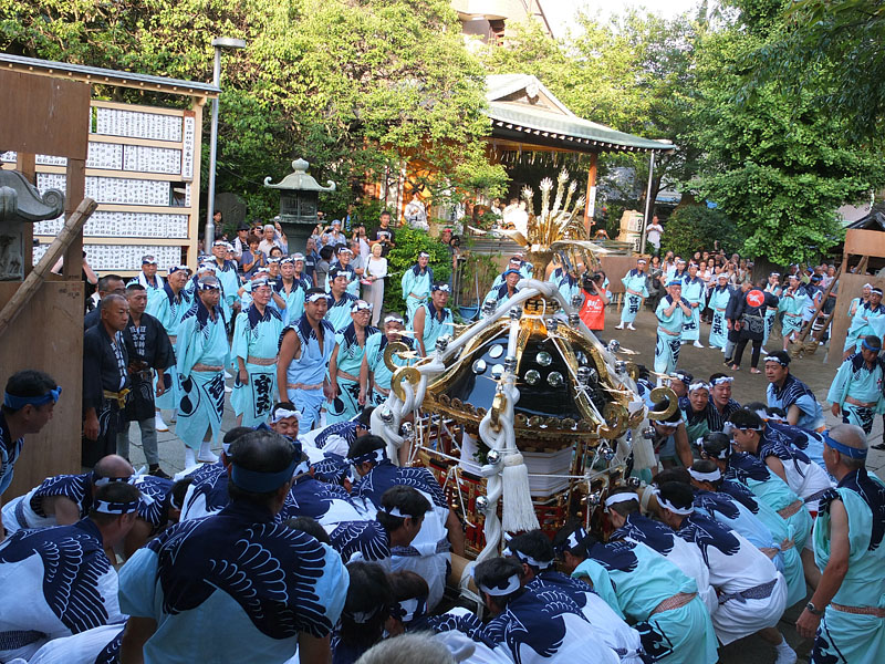 八角神輿宮出【五】 〜地面すれすれにして〜