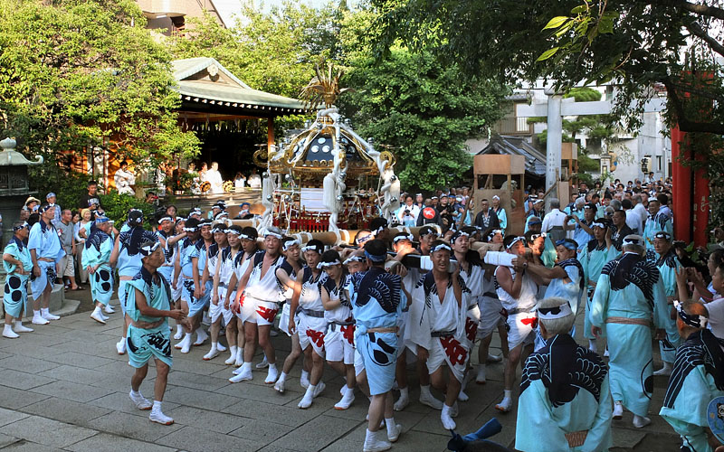 八角神輿宮出【八】 〜境内を練り歩く〜