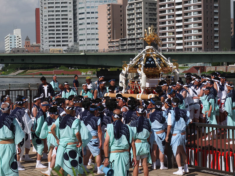八角神輿の船渡御【九】 〜上陸する宮神輿〜 08:20