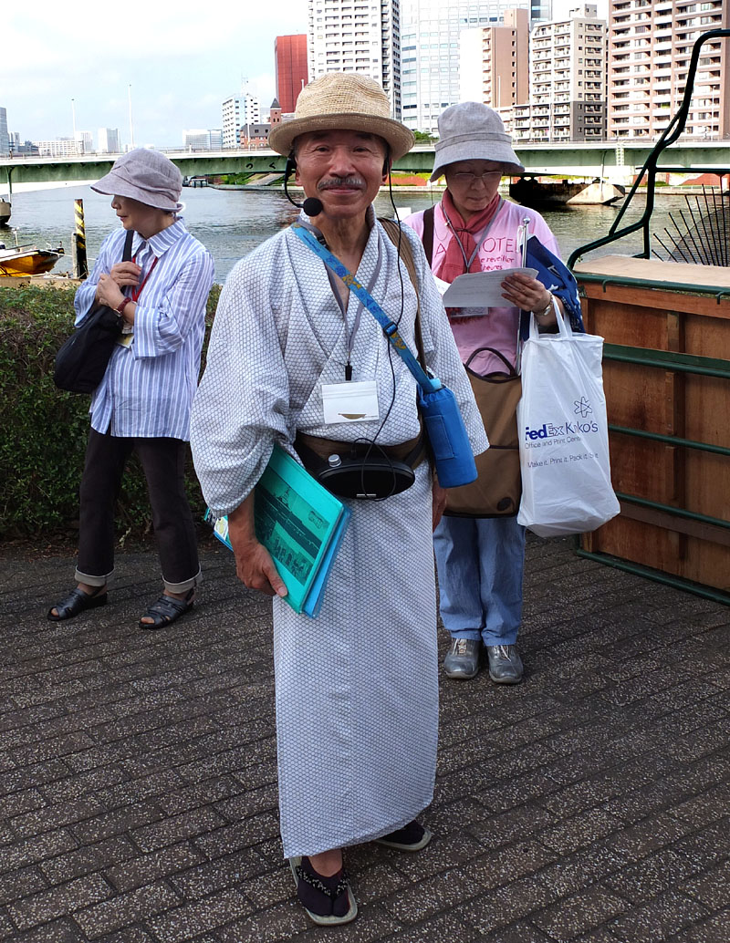 ガイディング・レシーバーを使ってボランティアガイドをする江戸人三木芳樹さん 07:20
