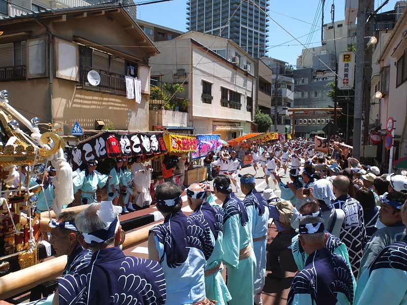 八角神輿」町内巡幸【八】 〜担ぎ初めは神輿に向かって走り込む〜 11:05