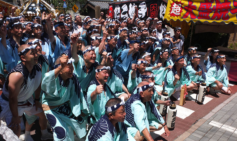 八角神輿」町内巡幸【拾】 〜ガッツポーズで記念撮影〜 11:34