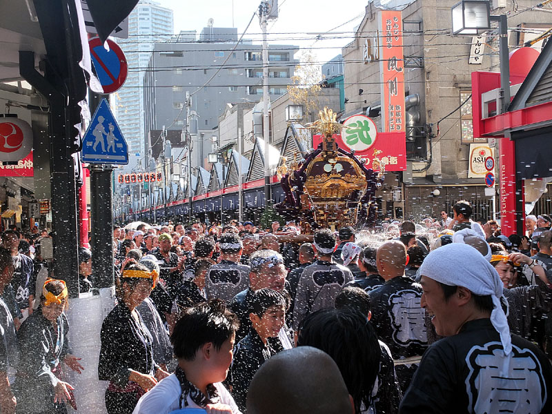 水しぶきの中を進む月島一之部神輿【弐】 〜月島西仲通り四番街〜 15:49