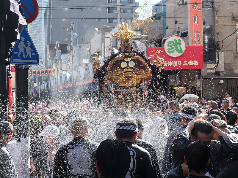 水しぶきの中を進む月島一之部神輿【参】