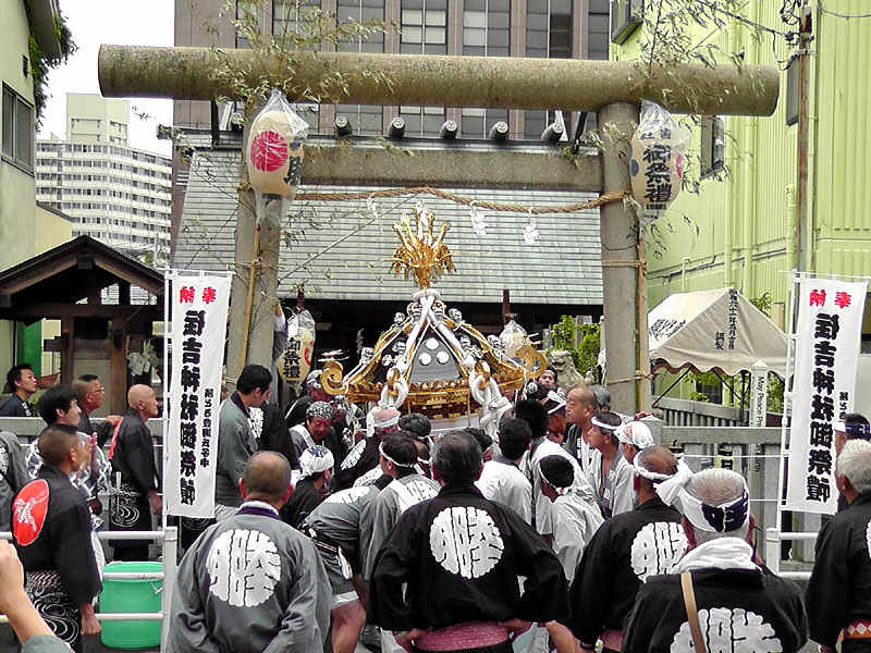 御旅所を出御する宮神輿 08:50