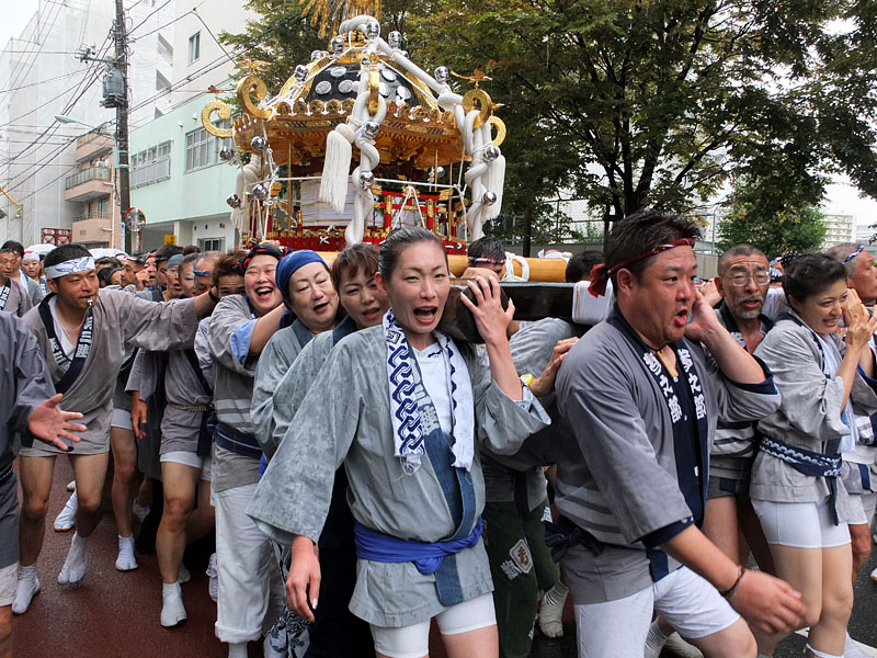 住吉講以外の男女に解放された八角神輿