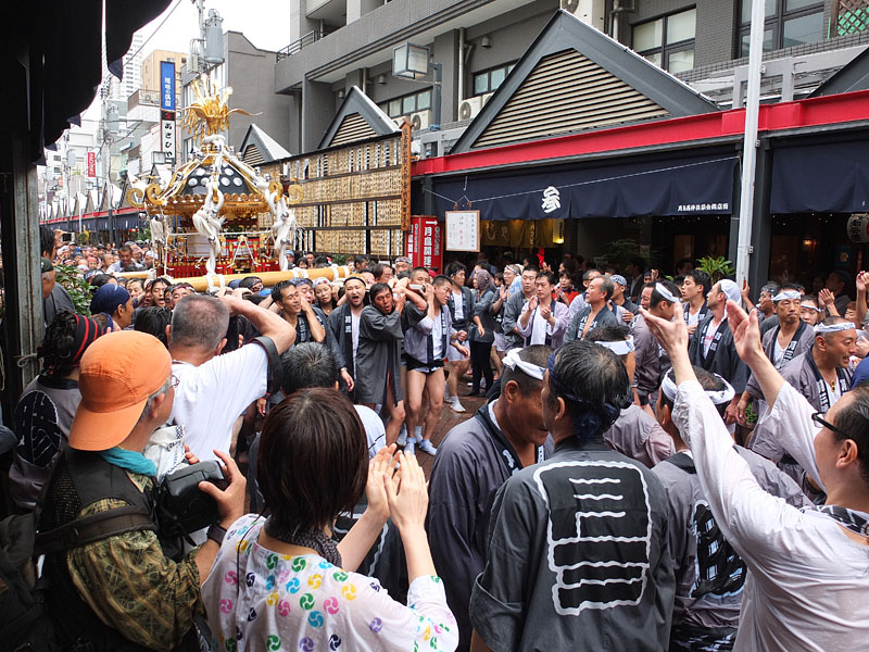 盛り上がる神輿練り/月島西仲通り四番街 14:23