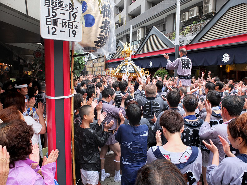 総員の手締めで次の町会にリレーする 14:26