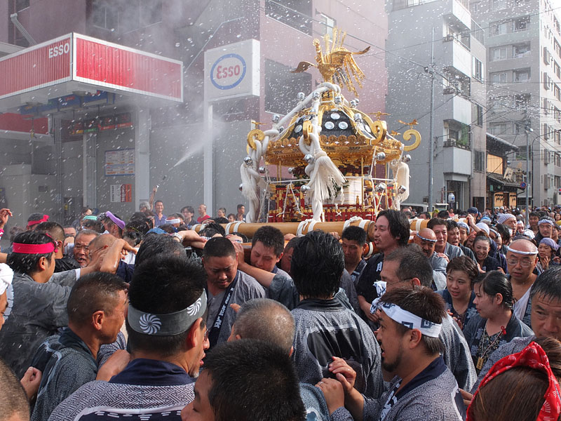 水飛沫の中を行幸する八角神輿/一之部 16:19