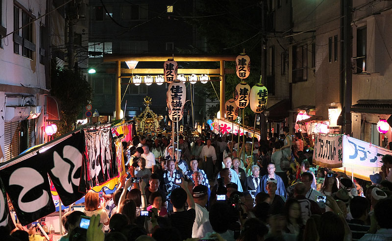 戻ってきた八角神輿 19:23