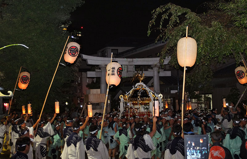 住吉講によって宮入した八角神輿 19:54