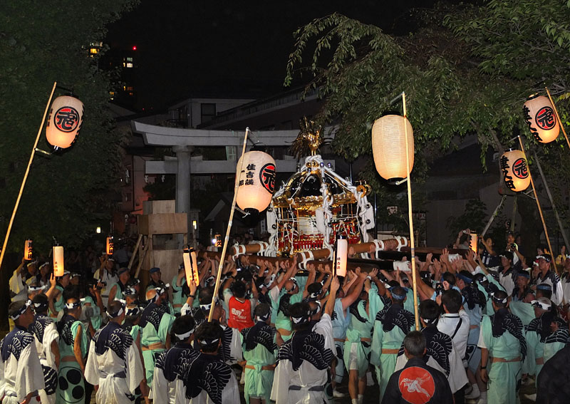 住吉神社境内で〆の揉み上げ 19:55