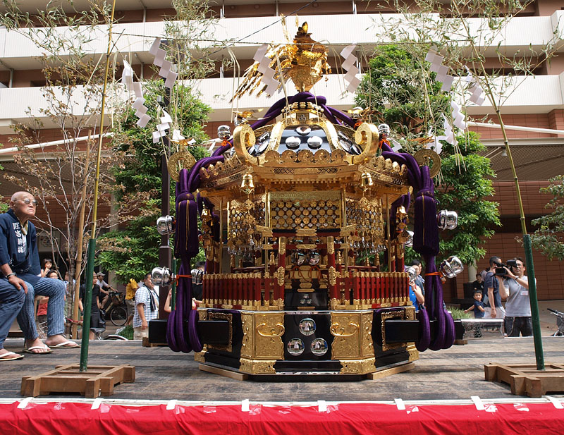 新しく制作された八角神輿 2011.7.24 12:40