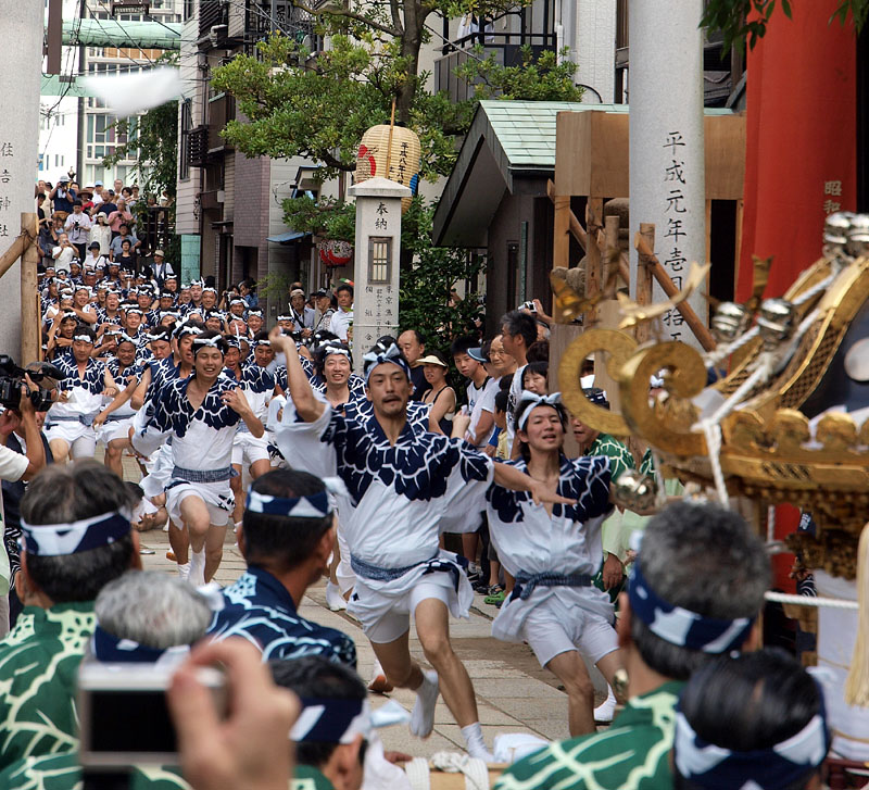 八角神輿宮出【参】 〜お捻りを投げつけながら我先に神輿に走り込む講員たち〜 2008.8.2 06:00