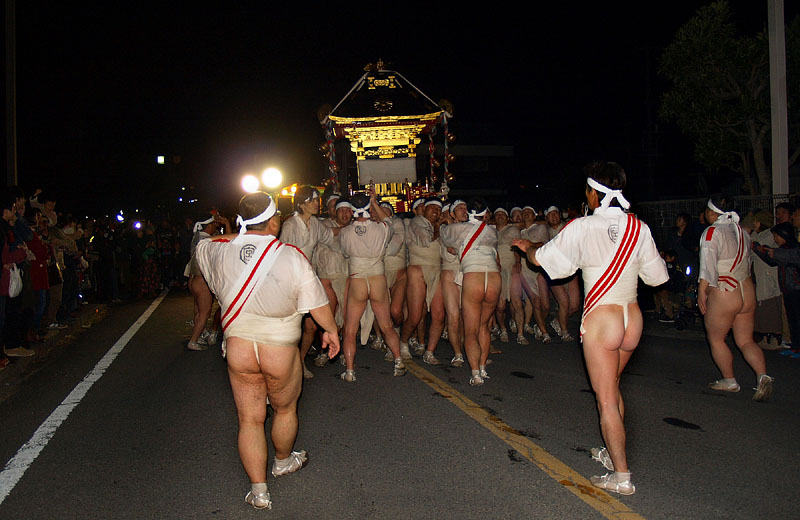 桂川右(東)岸に上陸した川組神輿 18:15