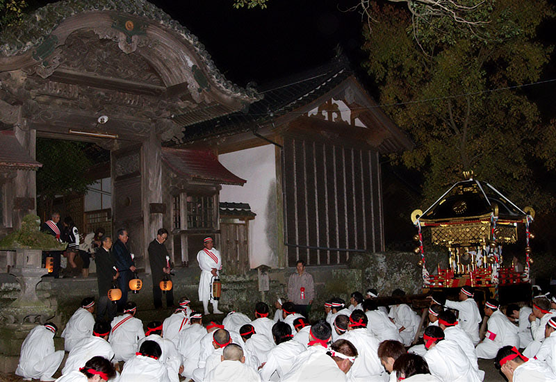 陸組により本宮に還御した宮神輿 18:46