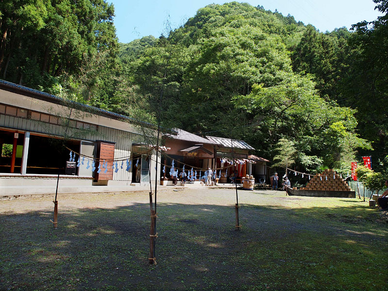「甘酒こぼし」が行われる広い境内 / 熊野神社