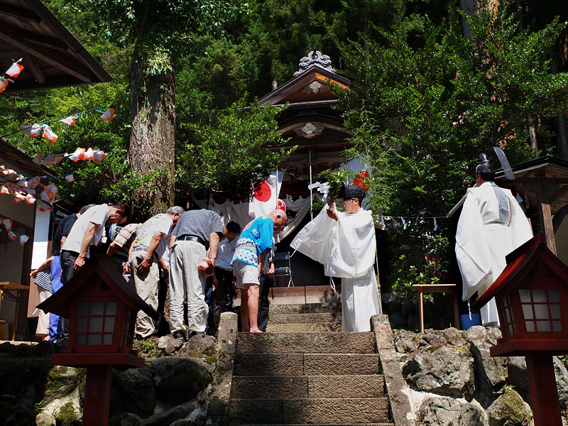 午前10時から始まった神事 / 熊野神社拝殿 10:08