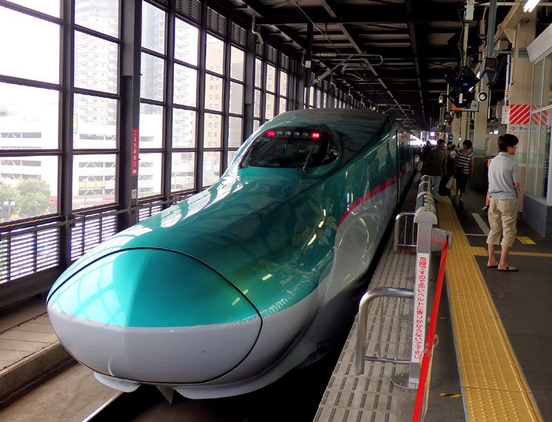 ロングノーズの最速「はやぶさ5号」 / 盛岡駅 10:33