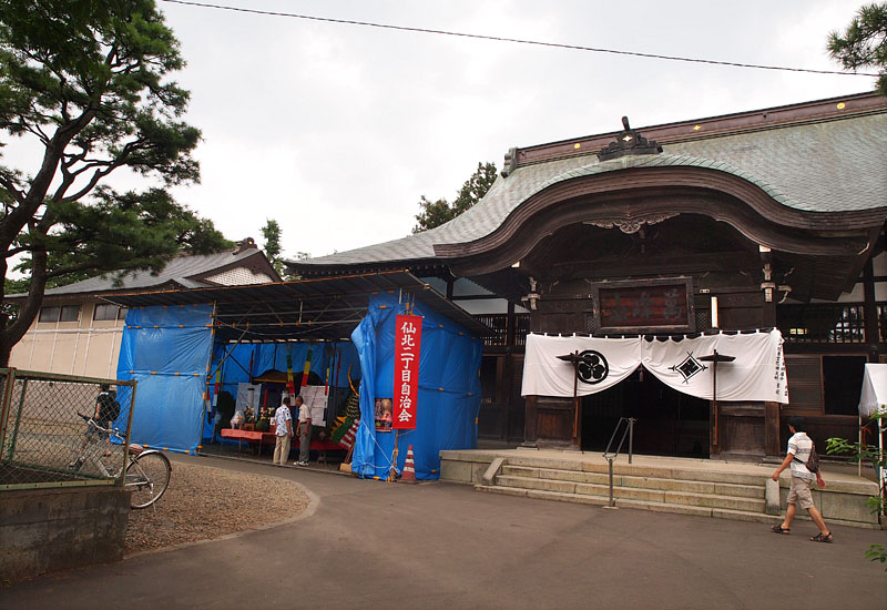 萬峰山の扁額を掲げる長松寺本堂と精霊舟