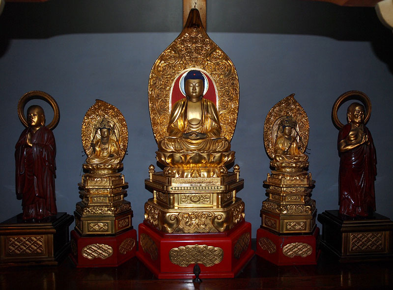 本堂須弥壇に安置された本尊の「阿弥陀仏」