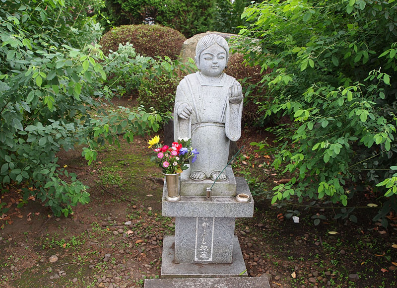 美しい切り花が飾られた「なかよし地蔵」 / 長松寺前庭
