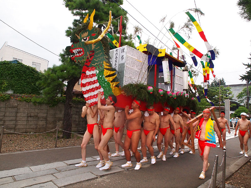 参道を行く 15:24