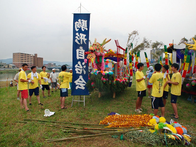 東側に並んだ黄色いユニフォームの駒形自治会(2番)