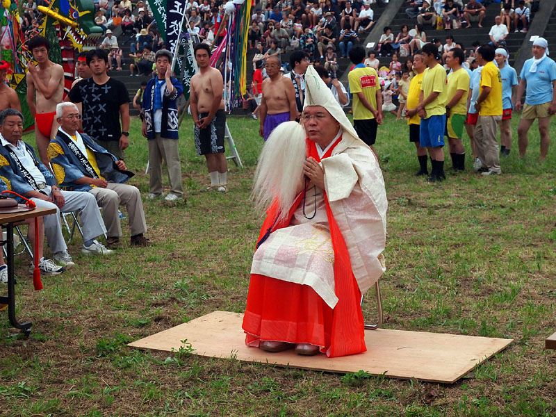 焼香中念仏を唱える導師
