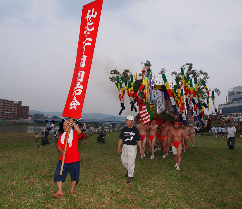 赤旗を先頭に入川地点に向かう 17:52:30
