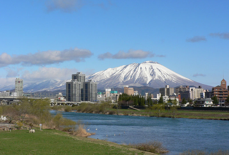 岩手県最高峰の岩手山(2,038m)/ 盛岡市仙北一丁目からの景観