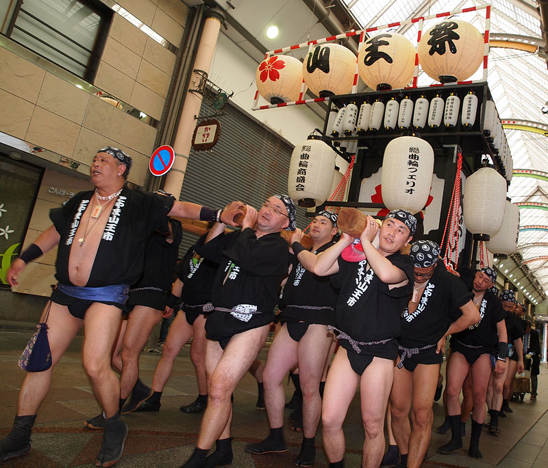 「山王祭」大提灯の下を通過する男御輿 16:43