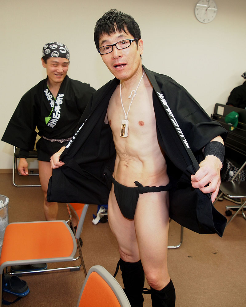 黒褌を前袋式に締める【四】 〜横褌は臍下3寸(約10cm)腰骨上端に締める〜
