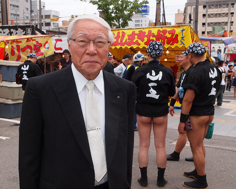 とやま山王市運営委員会の瀬戸徹会長/平和通り歩行者天国 13:40