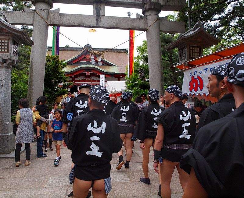 日枝神社入口の石鳥居 14:14