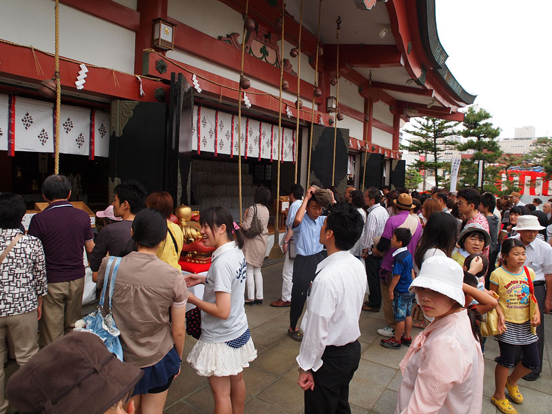 拝殿で参拝する人々 14:15