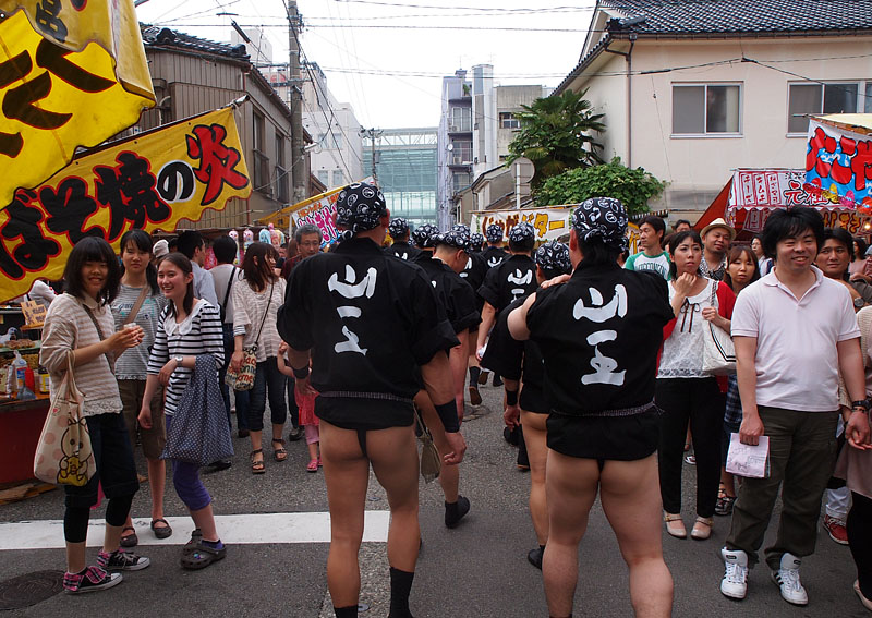 平和通りグランドプラザ前へ 14:26
