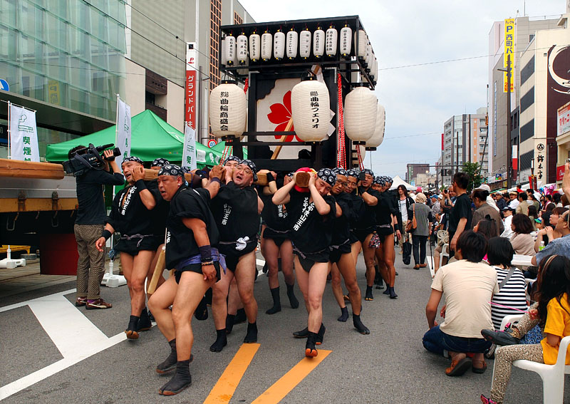 平和通り歩行者天国を西進する黒褌御輿 14:47