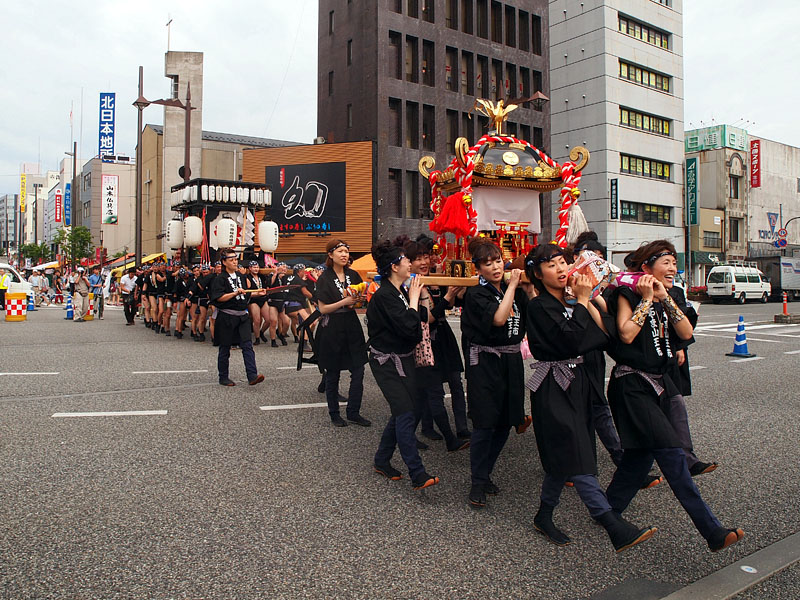 城址大通り一番町交差点を西に渡る御輿列 14:50