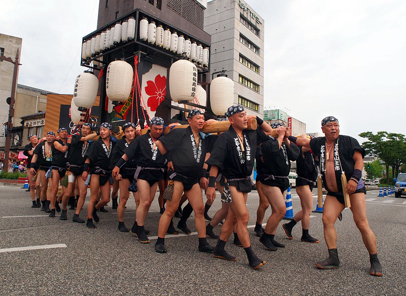 城址大通りを渡る黒褌御輿 14:50