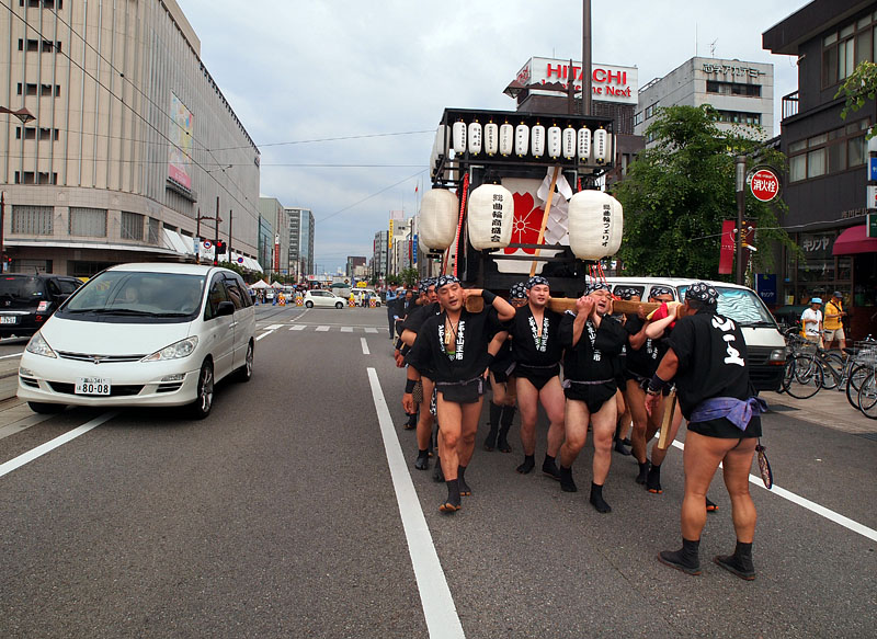 平和通りの車道を西に進む 14:51