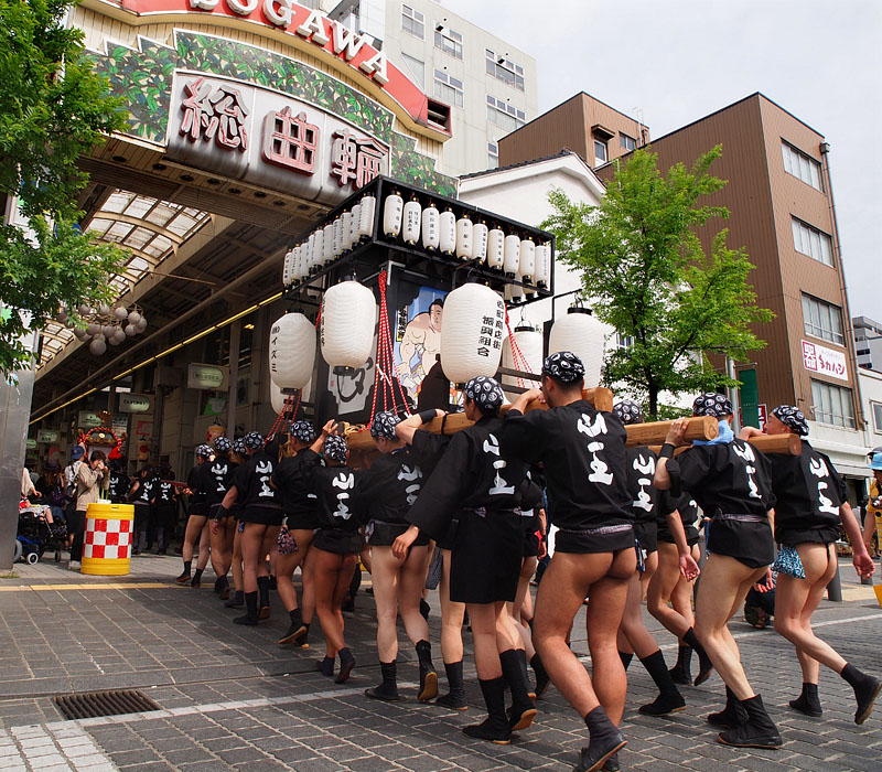 総曲輪通り商店街に入る 14:57