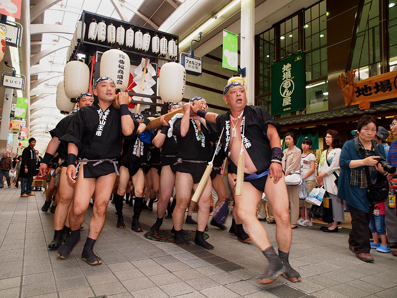 力者更衣室のある地場もん屋前を通過 15:28
