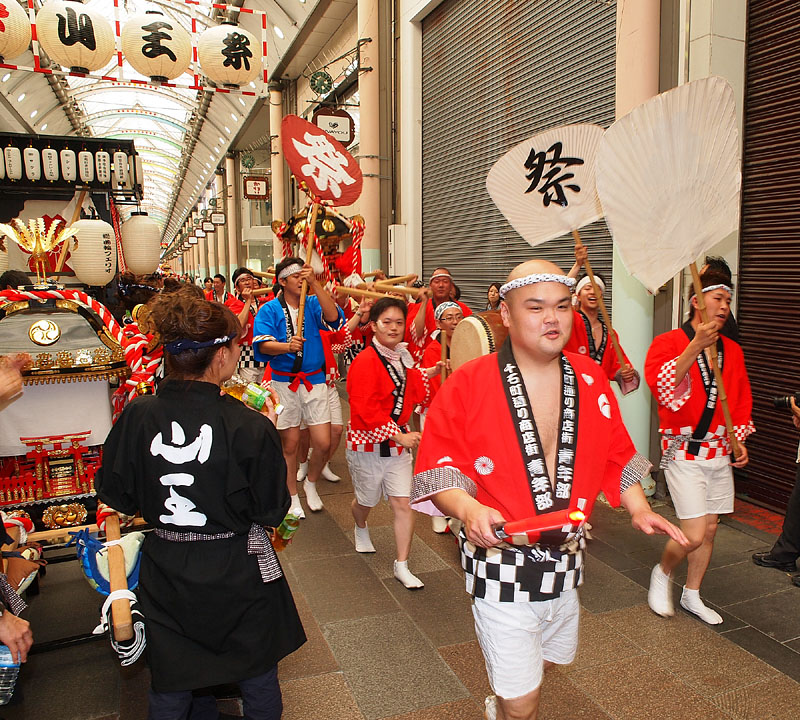 町神輿(千石町)に追い越される! 15:59