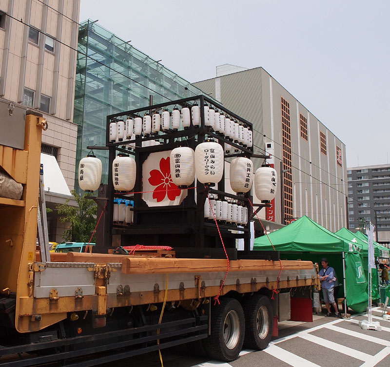 トラックの荷台に載った展示用の男御輿 12:35
